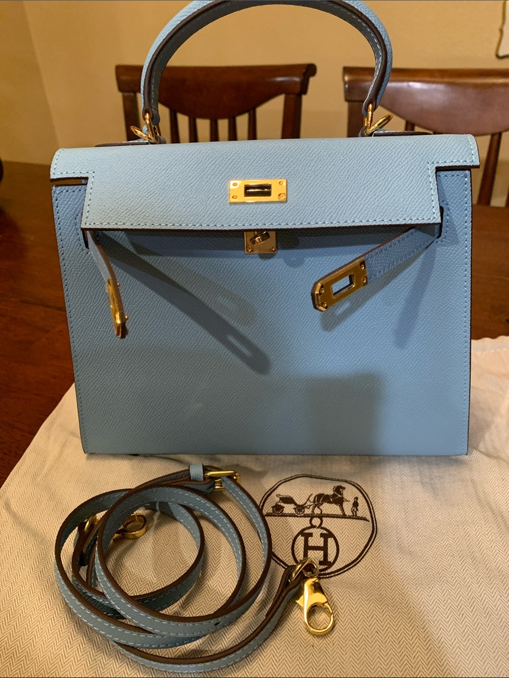 Absolutely stunning fashionable 25 brand new, very rare Kelly style. Must have!